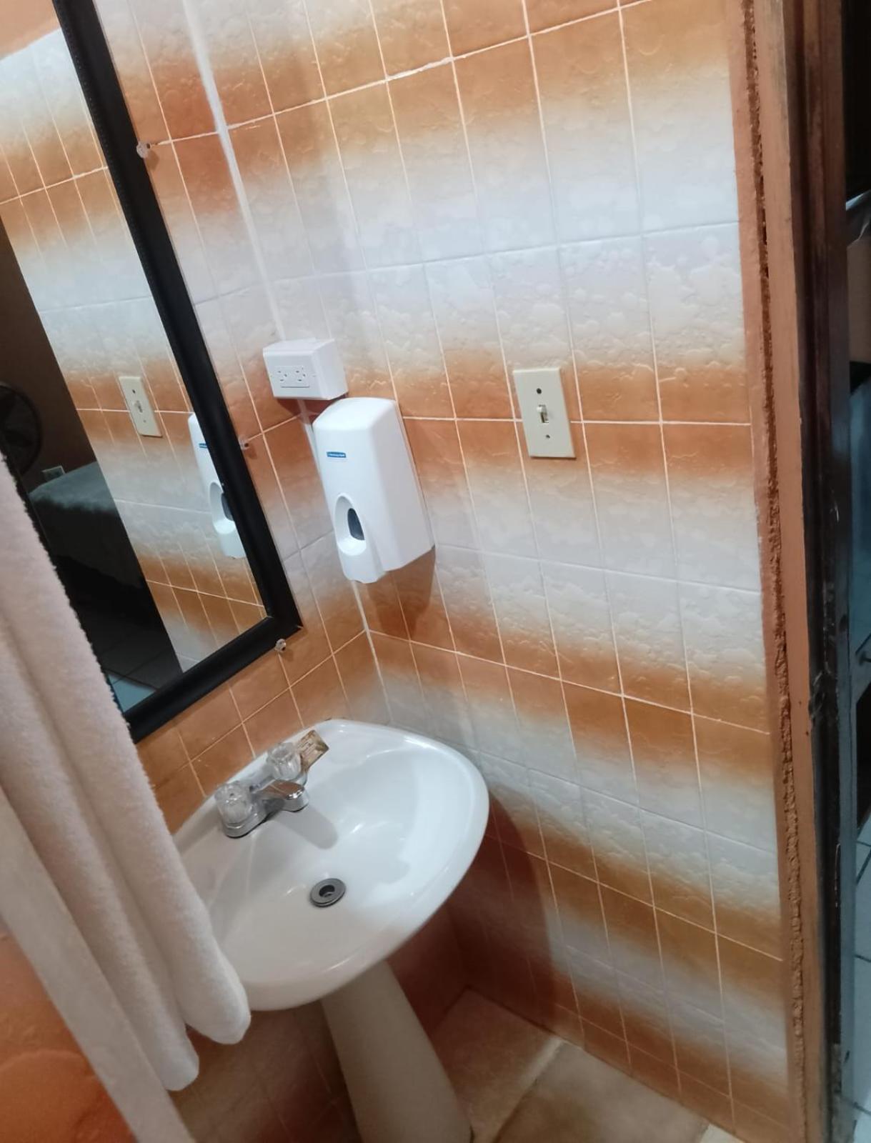 Chaleanor Hotel Dangriga Luaran gambar