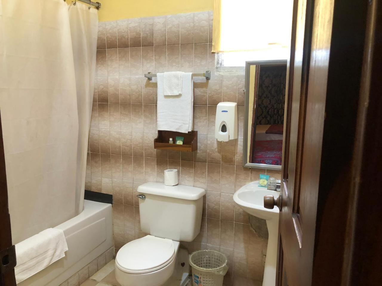 Chaleanor Hotel Dangriga Luaran gambar