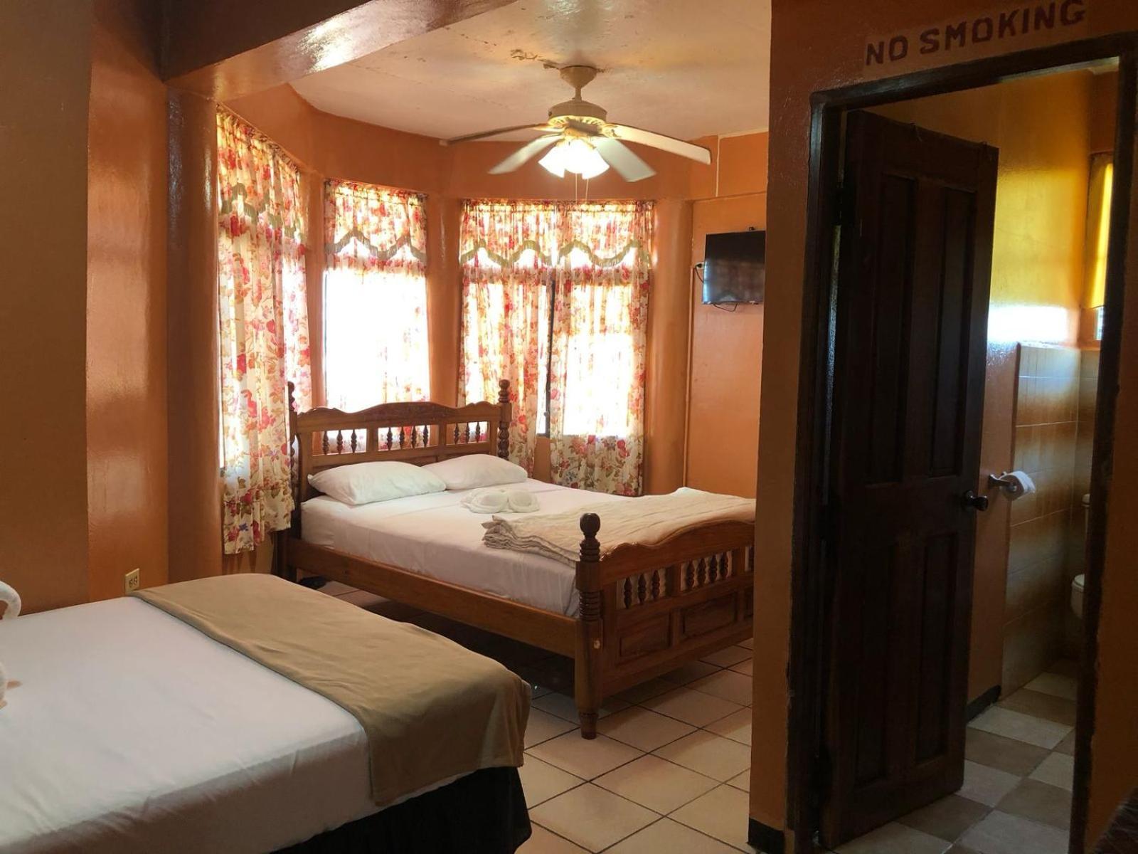Chaleanor Hotel Dangriga Luaran gambar