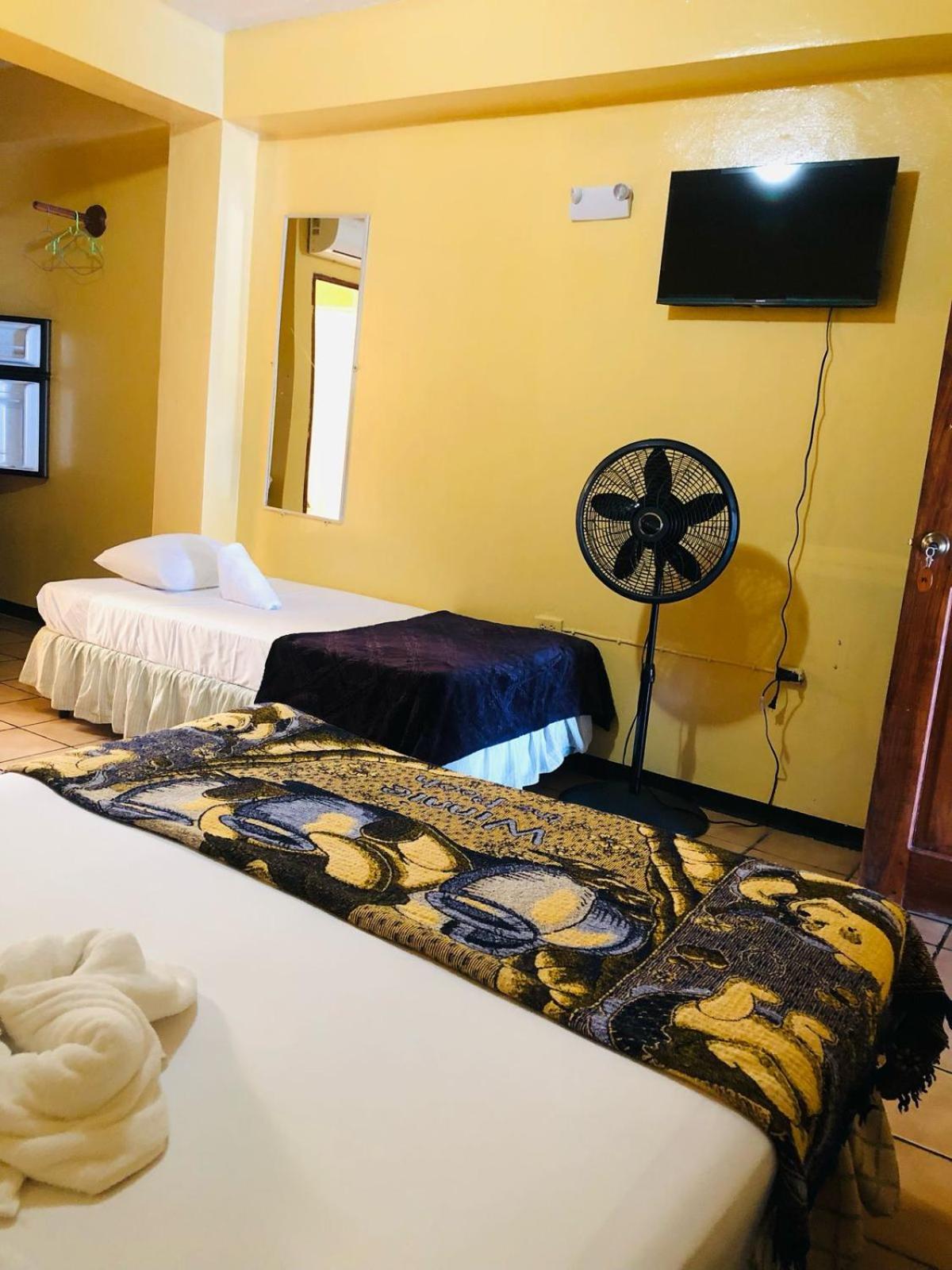 Chaleanor Hotel Dangriga Luaran gambar